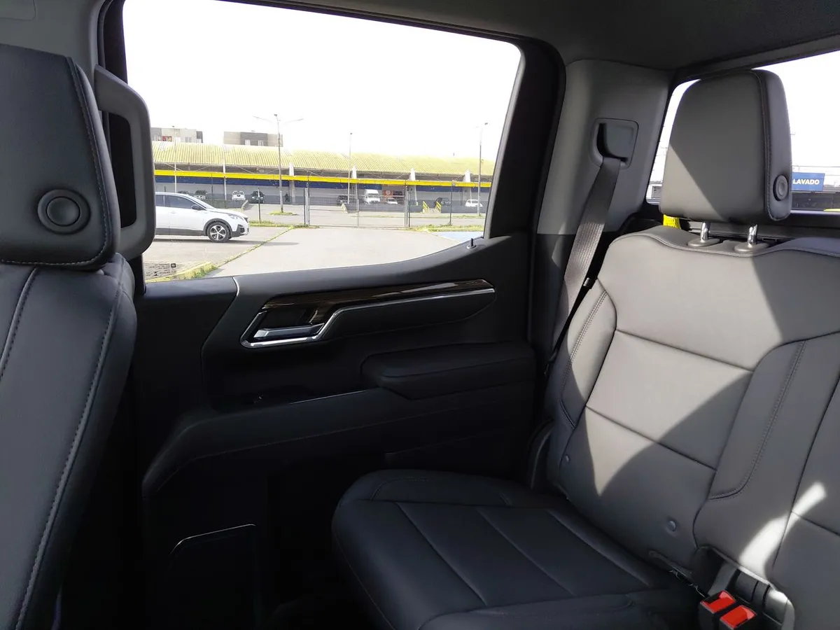 Chevrolet Silverado 5.3 Lt Trail Boss Z71 4x4 At 4p año 2026