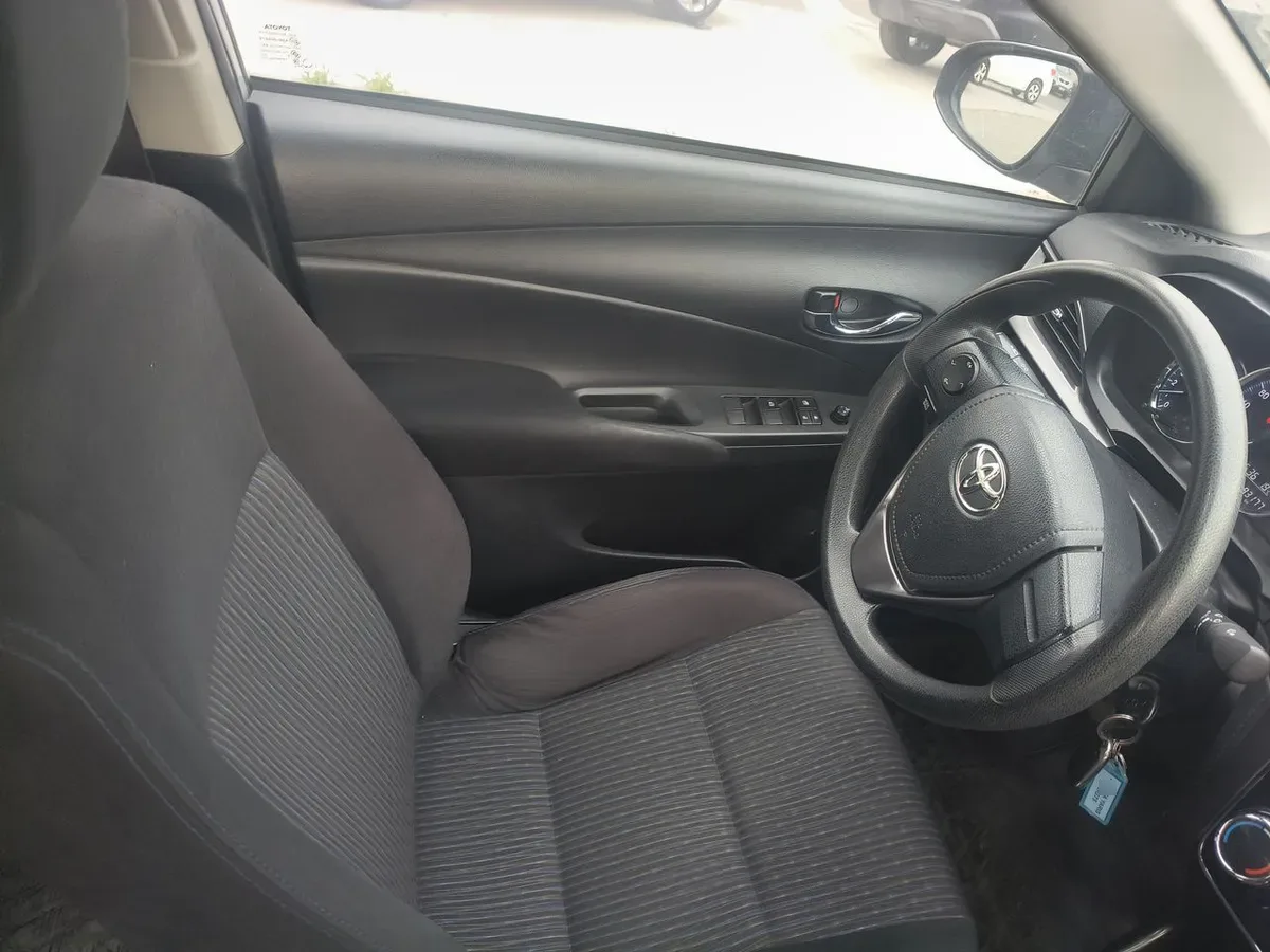 Toyota Yaris 1.5 Gli 4x2 Sdn Mt 4p año 2021