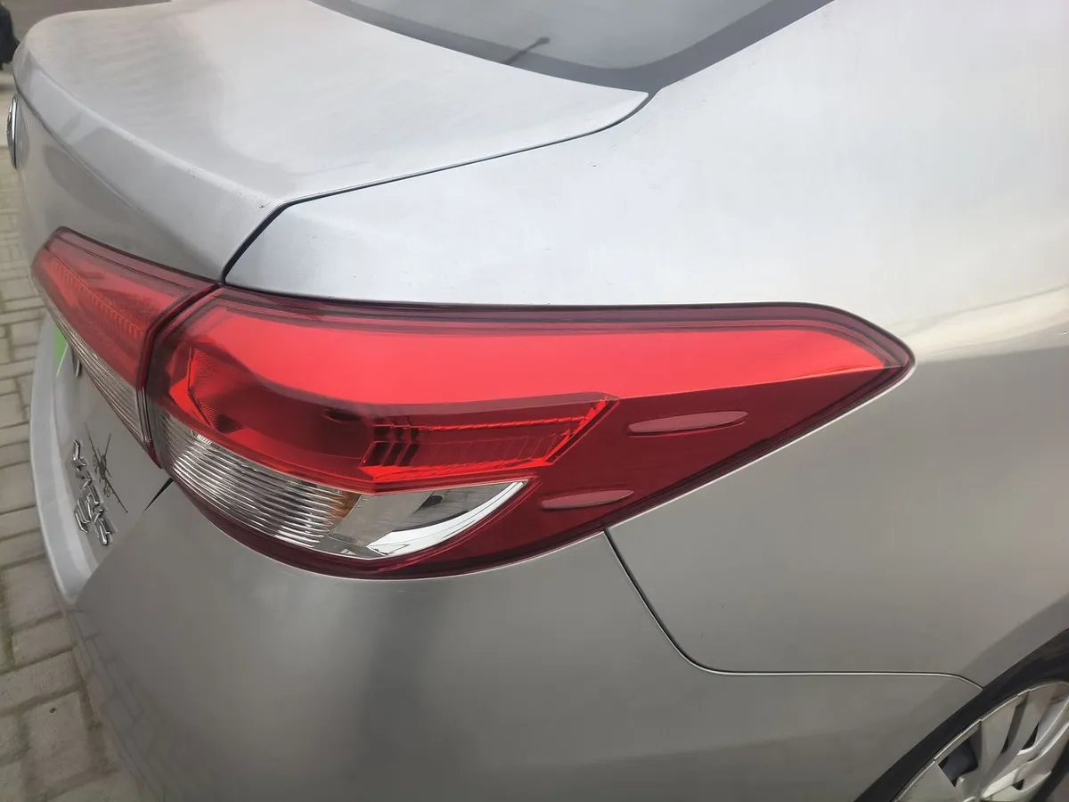 Toyota Yaris 1.5 Gli 4x2 Sdn Mt 4p año 2021
