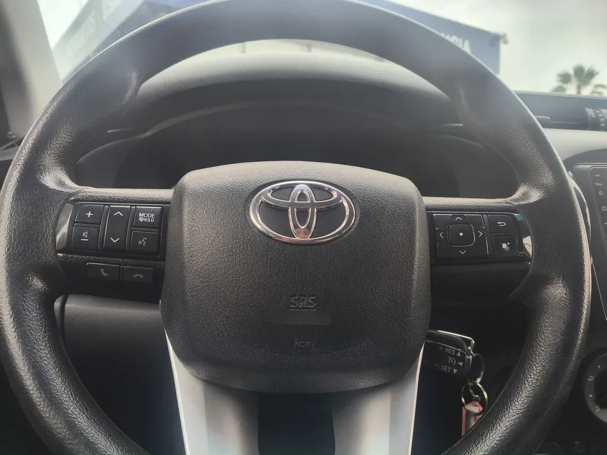 Toyota Hilux 2.4 Dx Diesel 4x4 Dob. Cab. 7ab Mt 4p año 2023