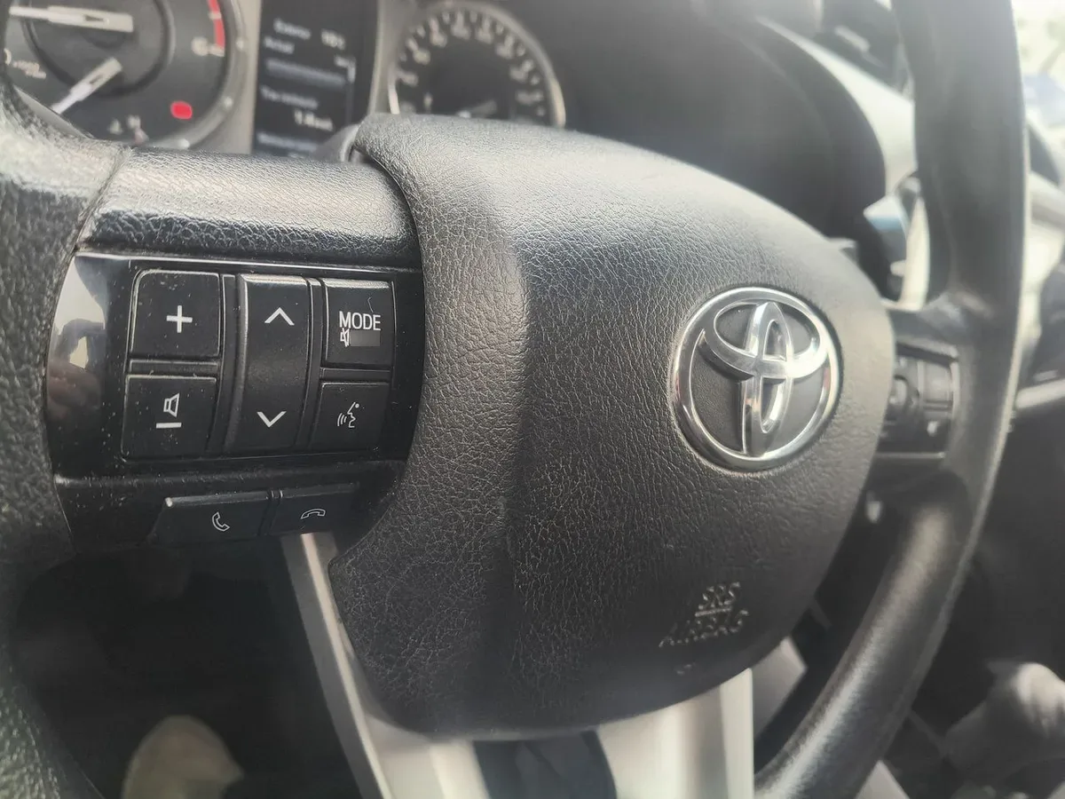Toyota Hilux 2.4 Dx Diesel 4x4 Dob. Cab. 7ab Mt 4p año 2023