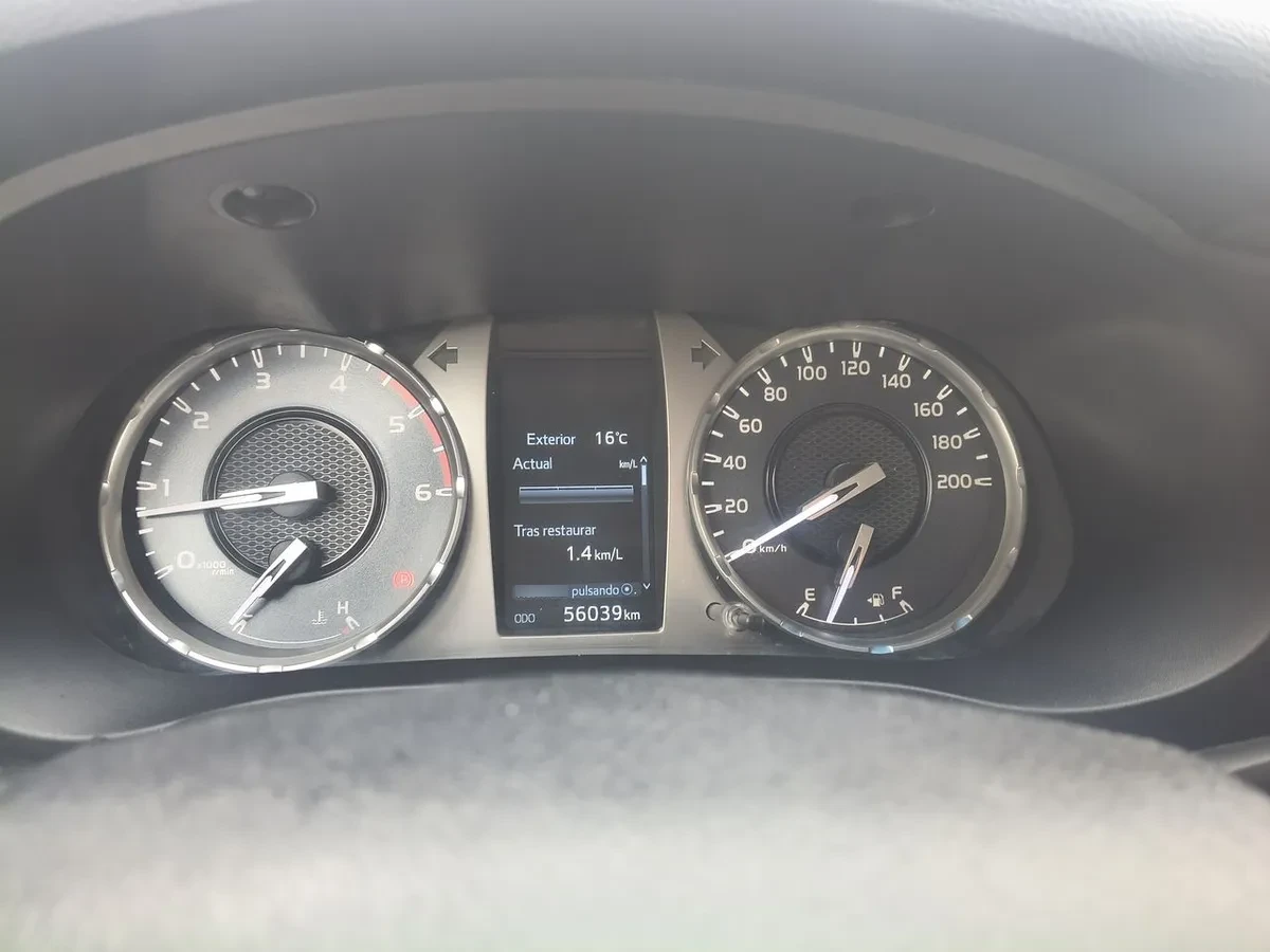 Toyota Hilux 2.4 Dx Diesel 4x4 Dob. Cab. 7ab Mt 4p año 2023