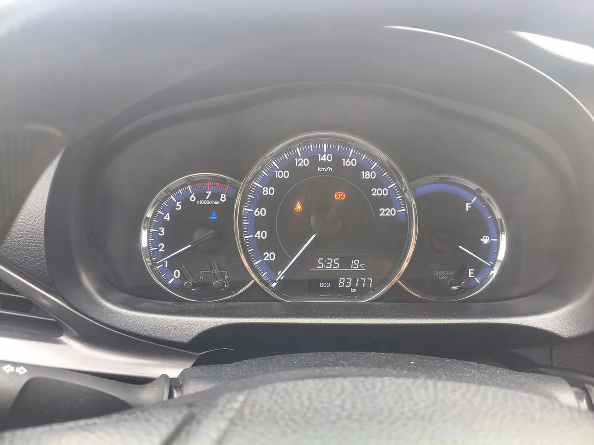 Toyota Yaris 1.5 Gli 4x2 Sdn Mt 4p año 2021