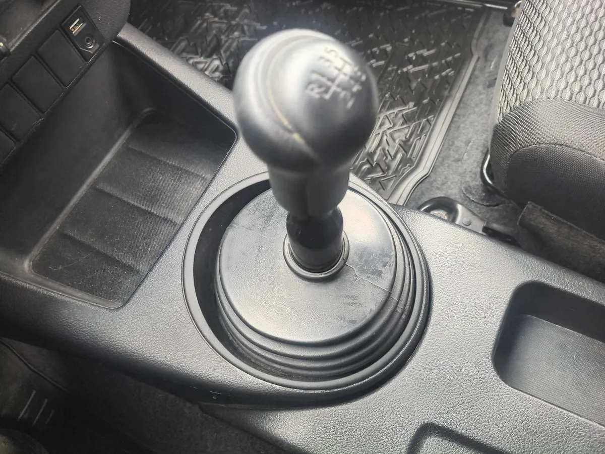 Toyota Hilux 2.4 Dx Diesel 4x4 Dob. Cab. 7ab Mt 4p año 2023