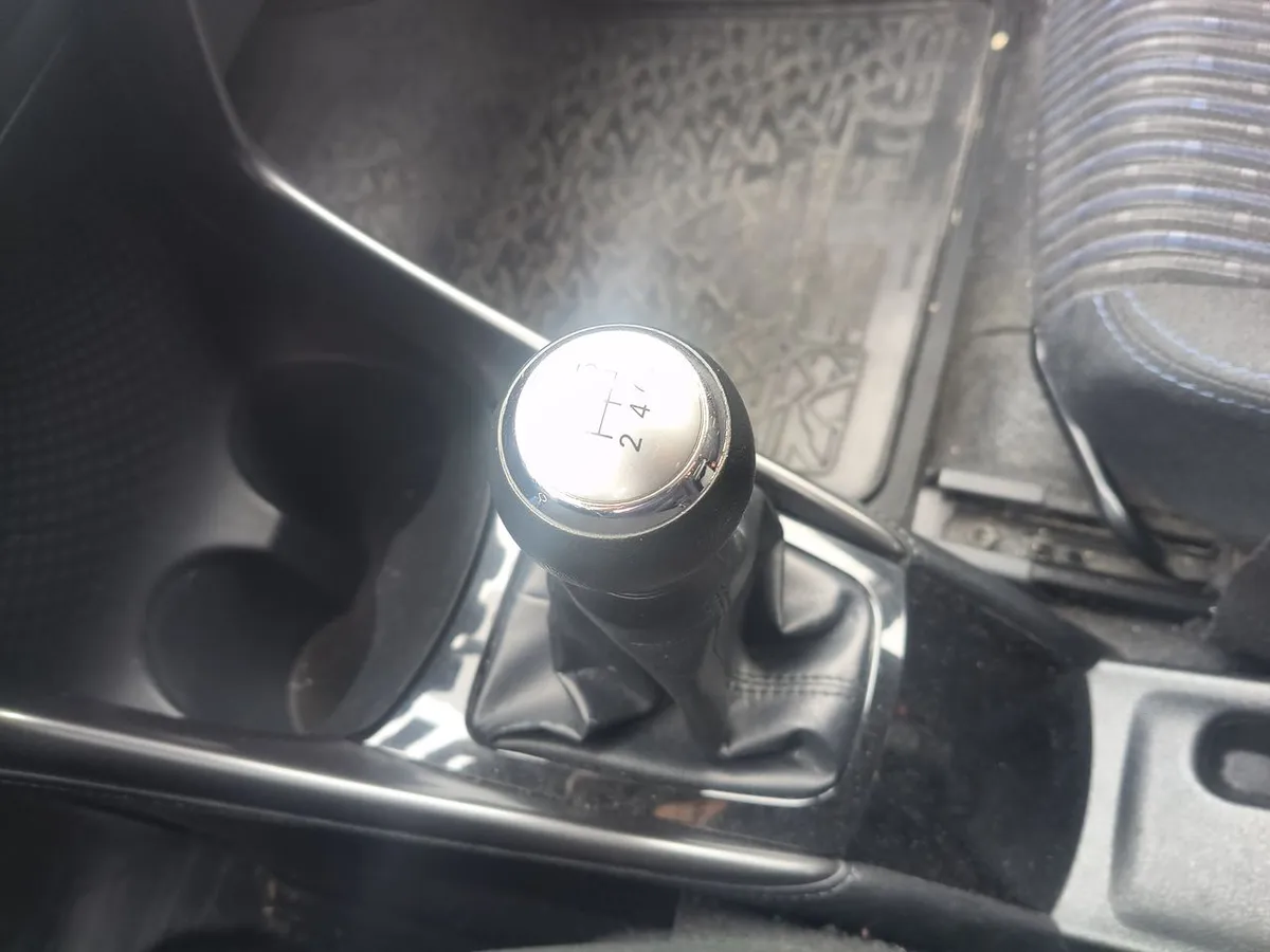 Toyota Yaris 1.5 Gli 4x2 Sdn Mt 4p año 2021