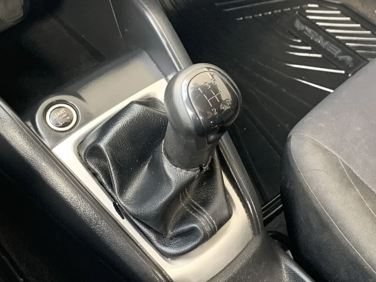 Nissan Versa 1.6 Sense 4x2 Mt 4p año 2022
