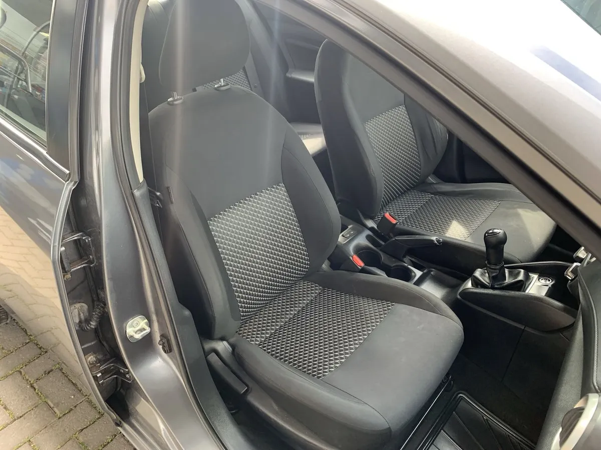 Nissan Versa 1.6 Sense 4x2 Mt 4p año 2022