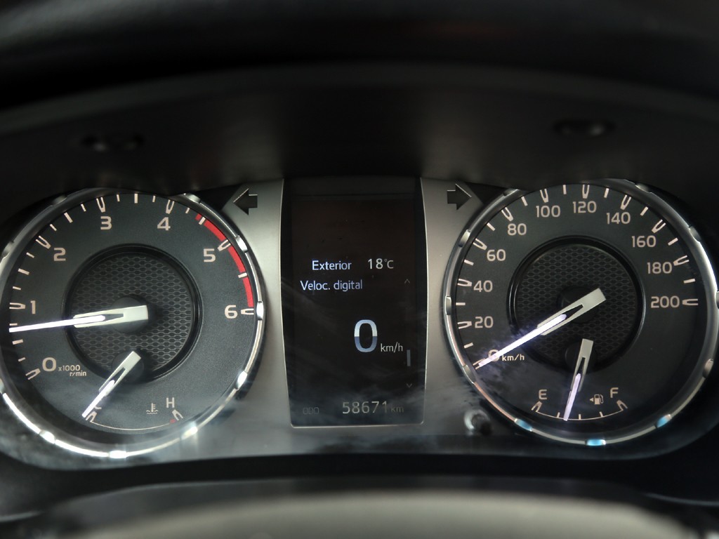 Toyota Hilux Dx 2.4 4x4 Mt año 2023