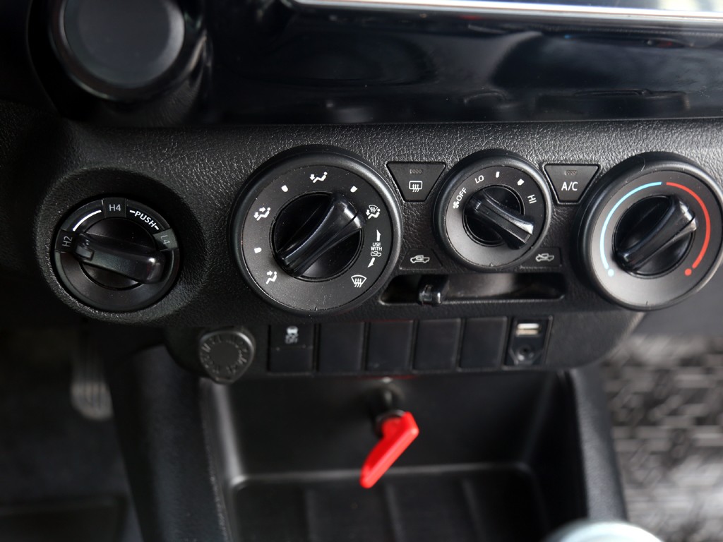 Toyota Hilux Dx 2.4 4x4 Mt año 2023