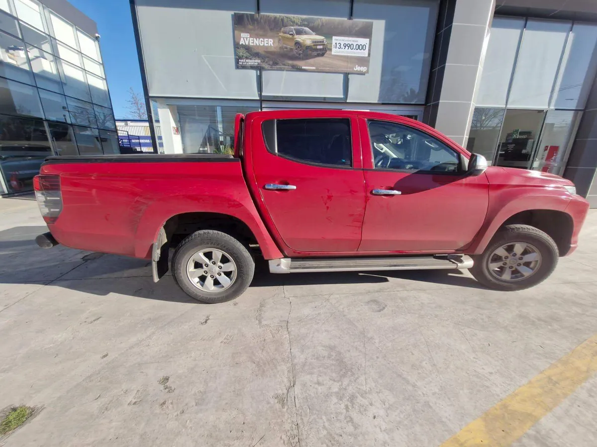 Mitsubishi L200 2.4 Katana Cr Diesel Dob. Cab. 4x2 Mt 4p año 2023