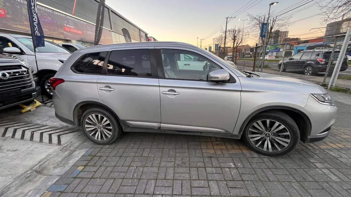 Mitsubishi Outlander 2.4 Glx 4x4 At 5p año 2021