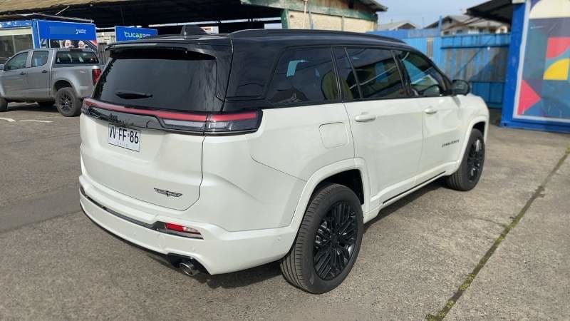 Jeep Commander 2.0t Blackhawk 4x4 9at 5p año 2026