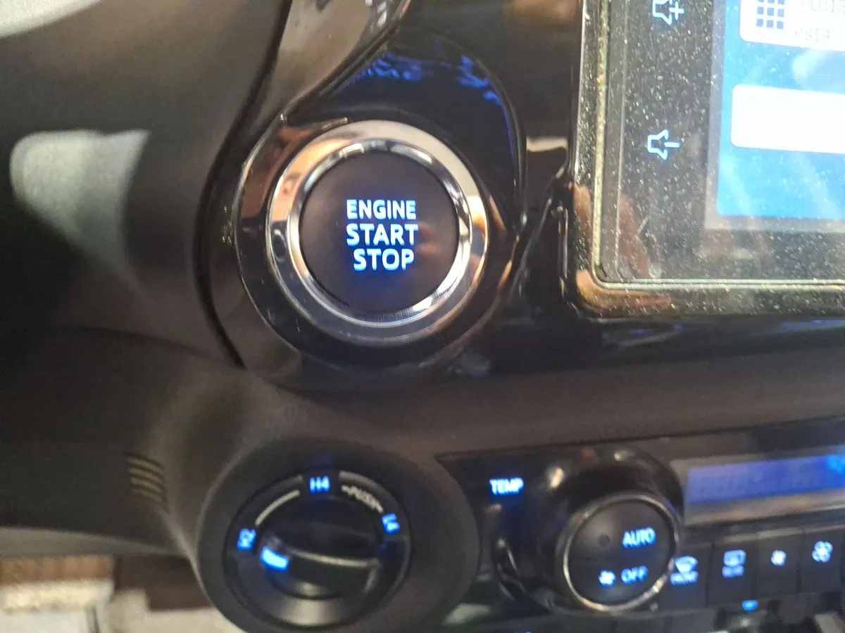 Toyota Hilux 2.8 Srv Diesel 4x4 Dob. Cab. At 4p año 2024