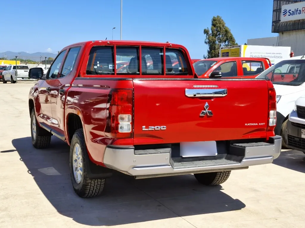 Mitsubishi L200 L200 Katana D/c 2.4 Tdi Mt Xrt 4x4 año 2024