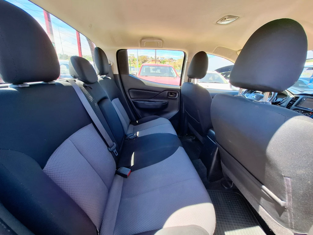 Mitsubishi L200 L200 Katana D/c 2.4 Tdi Mt Crt 4x4 año 2023