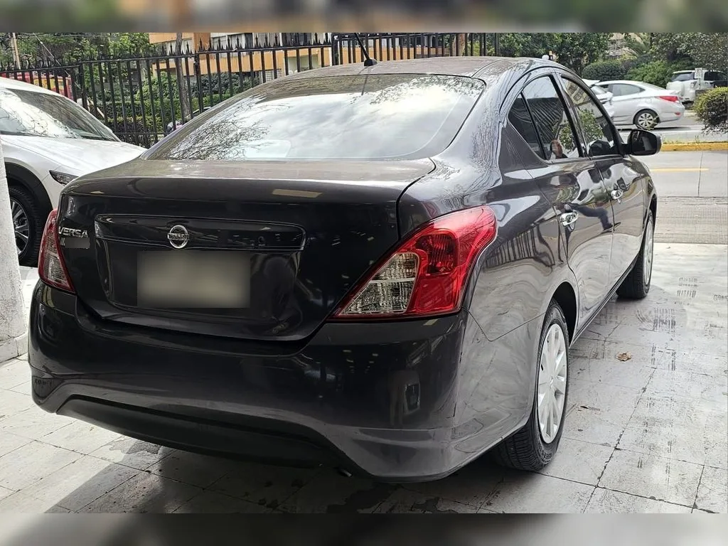 Nissan Versa Mt año 2021