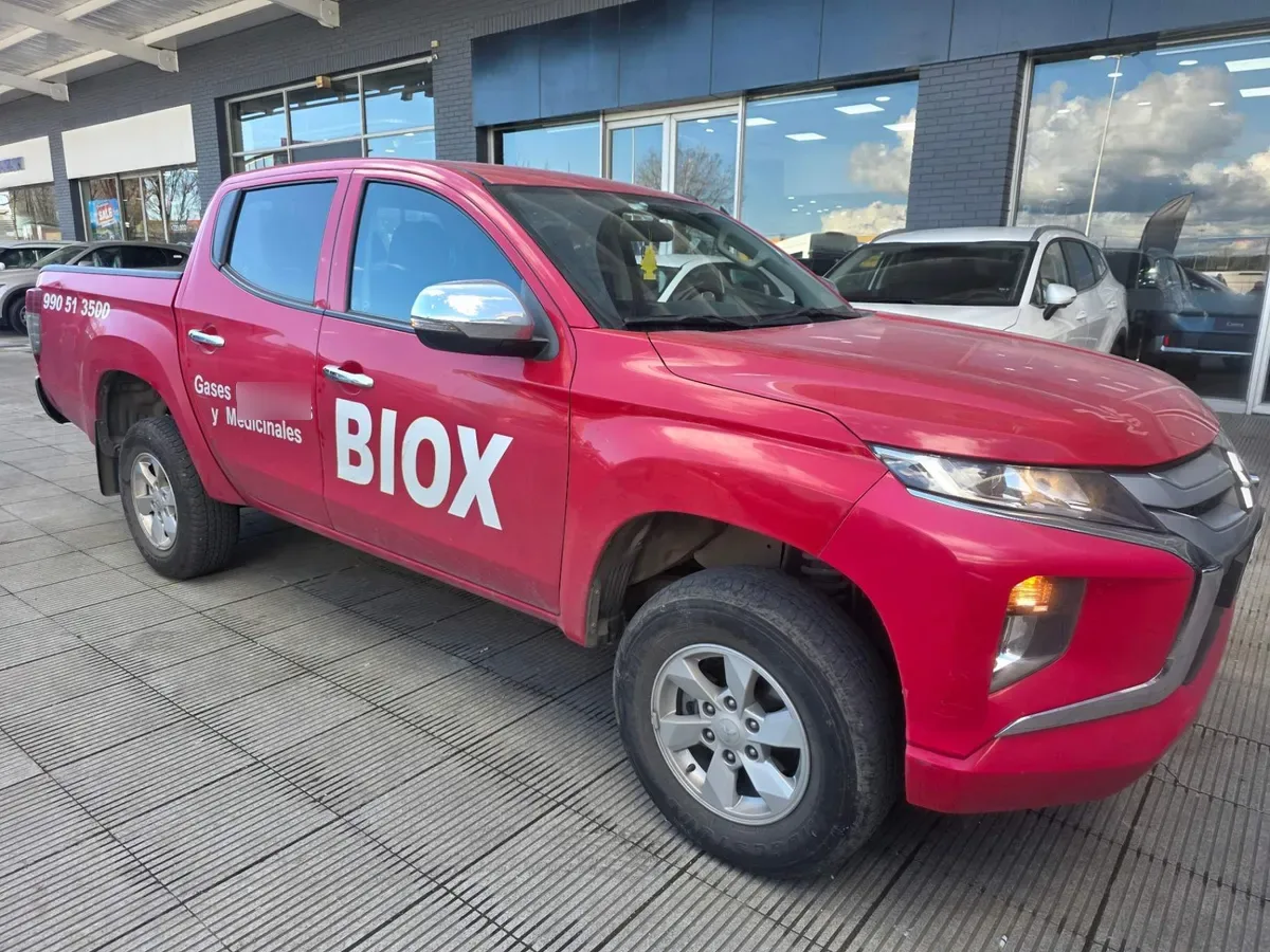 Mitsubishi L200 2.4 Katana Cr Diesel Special Pack Dob. Cab. 4x2 Mt 4p año 2022