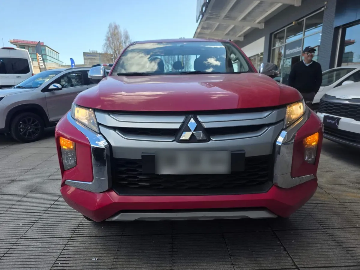 Mitsubishi L200 2.4 Katana Cr Diesel Special Pack Dob. Cab. 4x2 Mt 4p año 2022