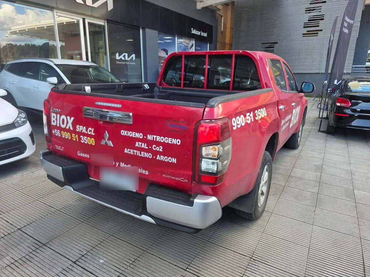 Mitsubishi L200 2.4 Katana Cr Diesel Special Pack Dob. Cab. 4x2 Mt 4p año 2022