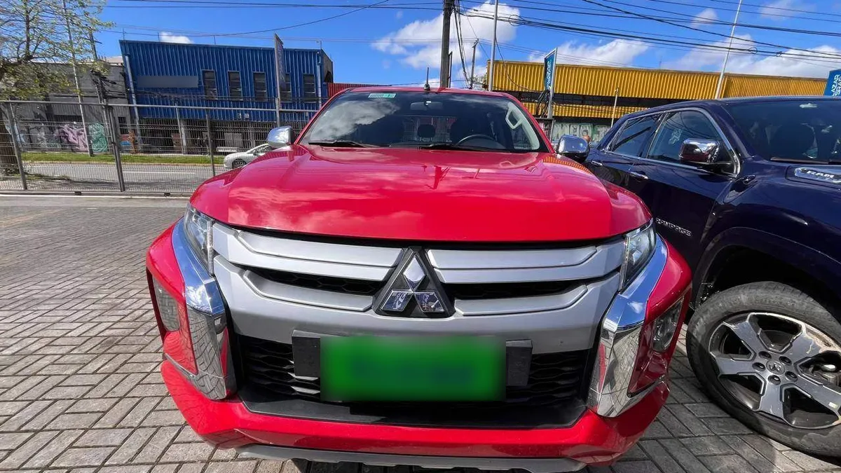 Mitsubishi L200 2.4 Katana Crt Diesel Dob. Cab. 4x4 Euro6 Mt 4p año 2024