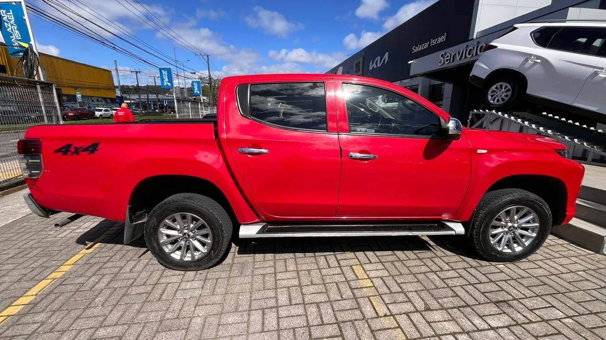Mitsubishi L200 2.4 Katana Crt Diesel Dob. Cab. 4x4 Euro6 Mt 4p año 2024