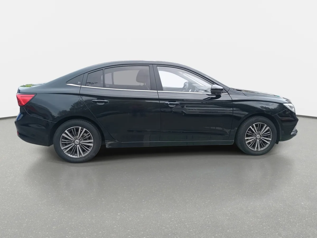 MG 5 1.5 Dlx 4x2 Mt 4p año 2024