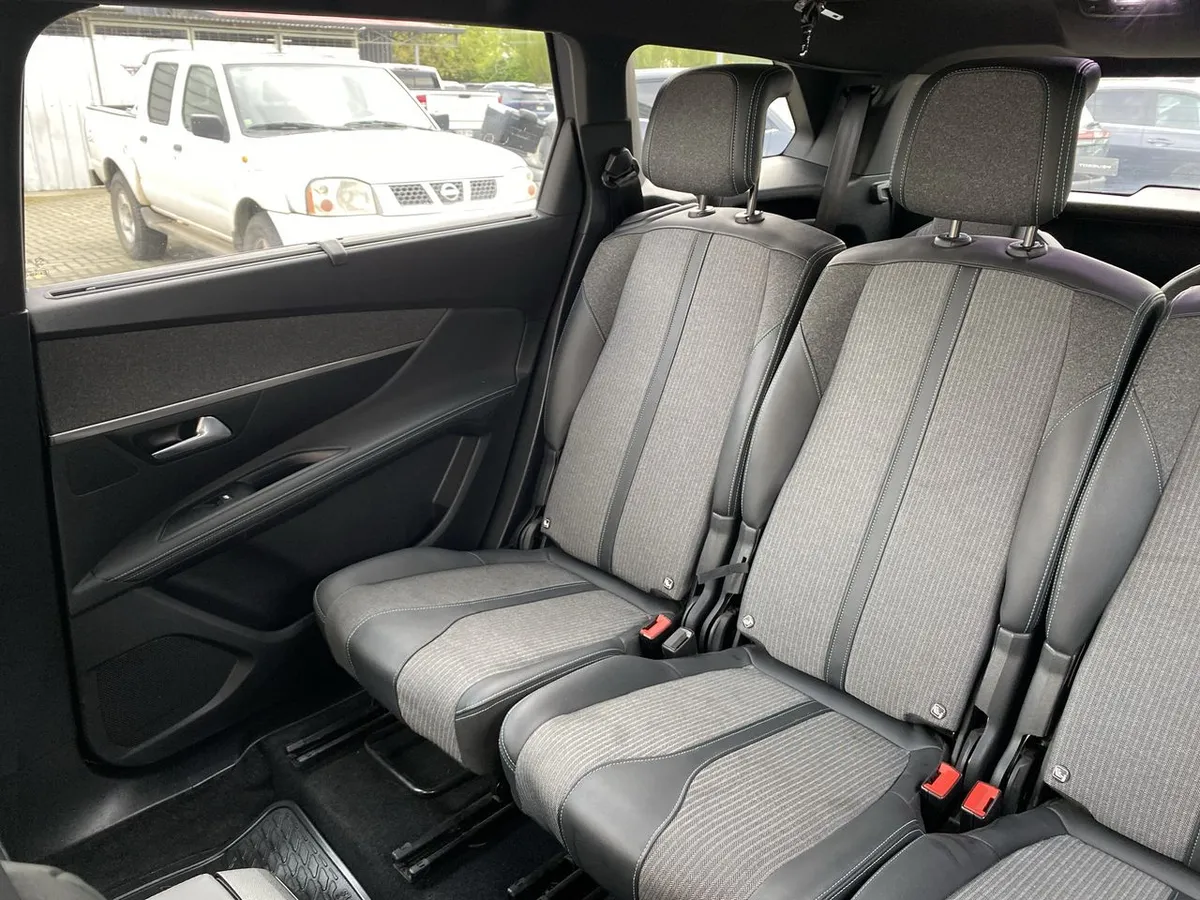 Peugeot 5008 1.5 Allure Pack Bluehdi 130 4x2 Eat8 5p año 2024
