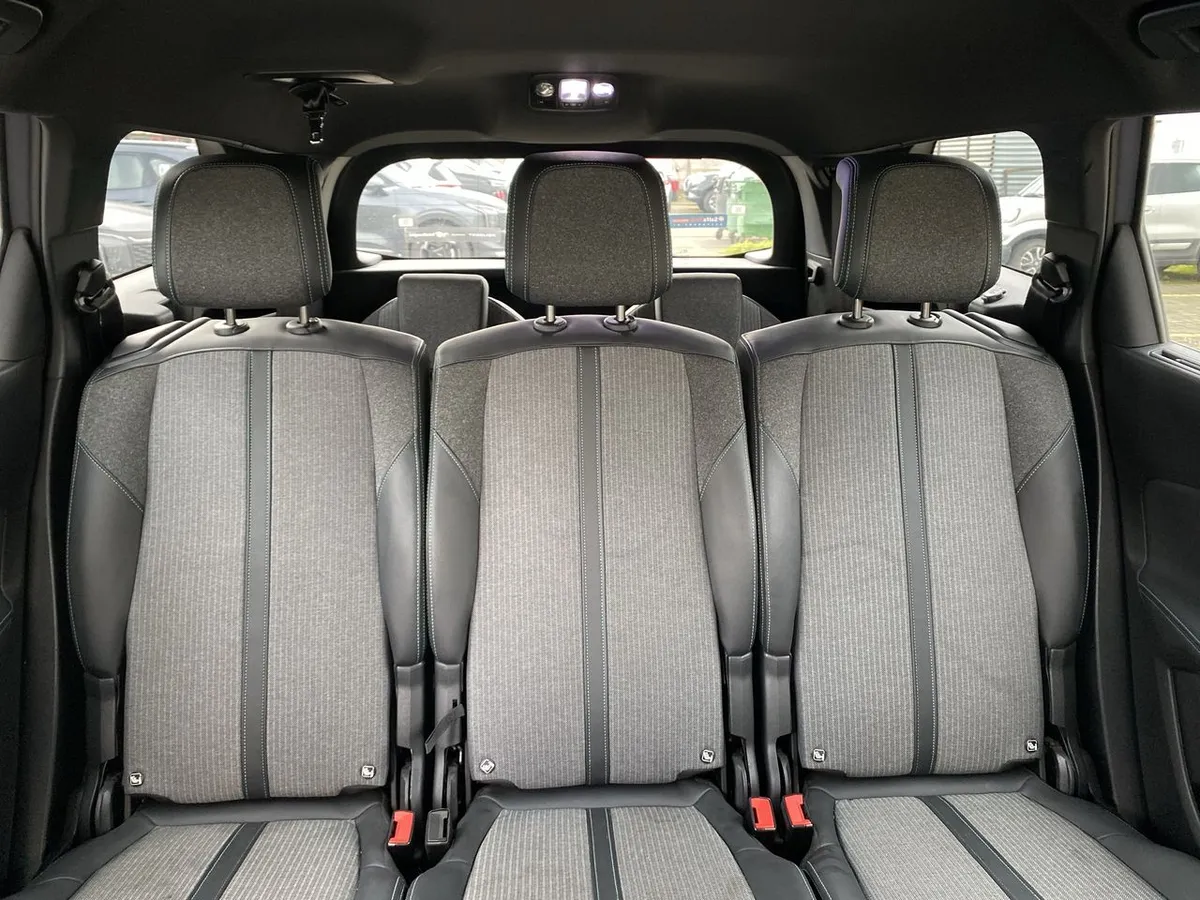 Peugeot 5008 1.5 Allure Pack Bluehdi 130 4x2 Eat8 5p año 2024