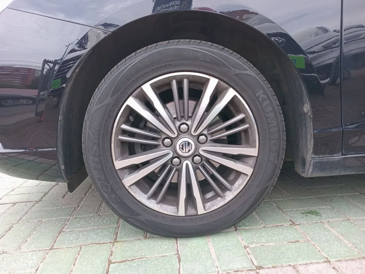 MG 5 1.5 Dlx 4x2 Mt 4p año 2024