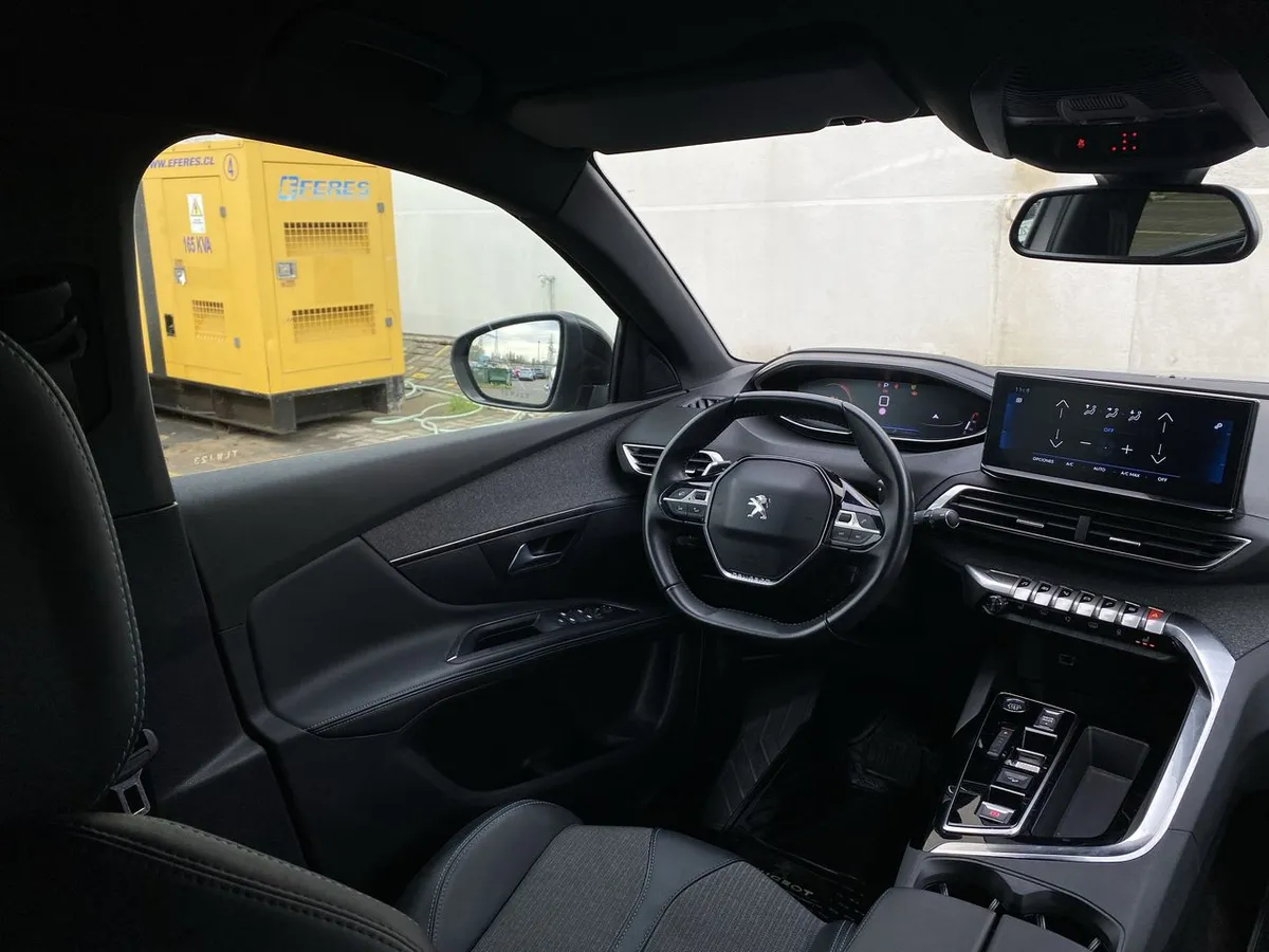 Peugeot 5008 1.5 Allure Pack Bluehdi 130 4x2 Eat8 5p año 2024