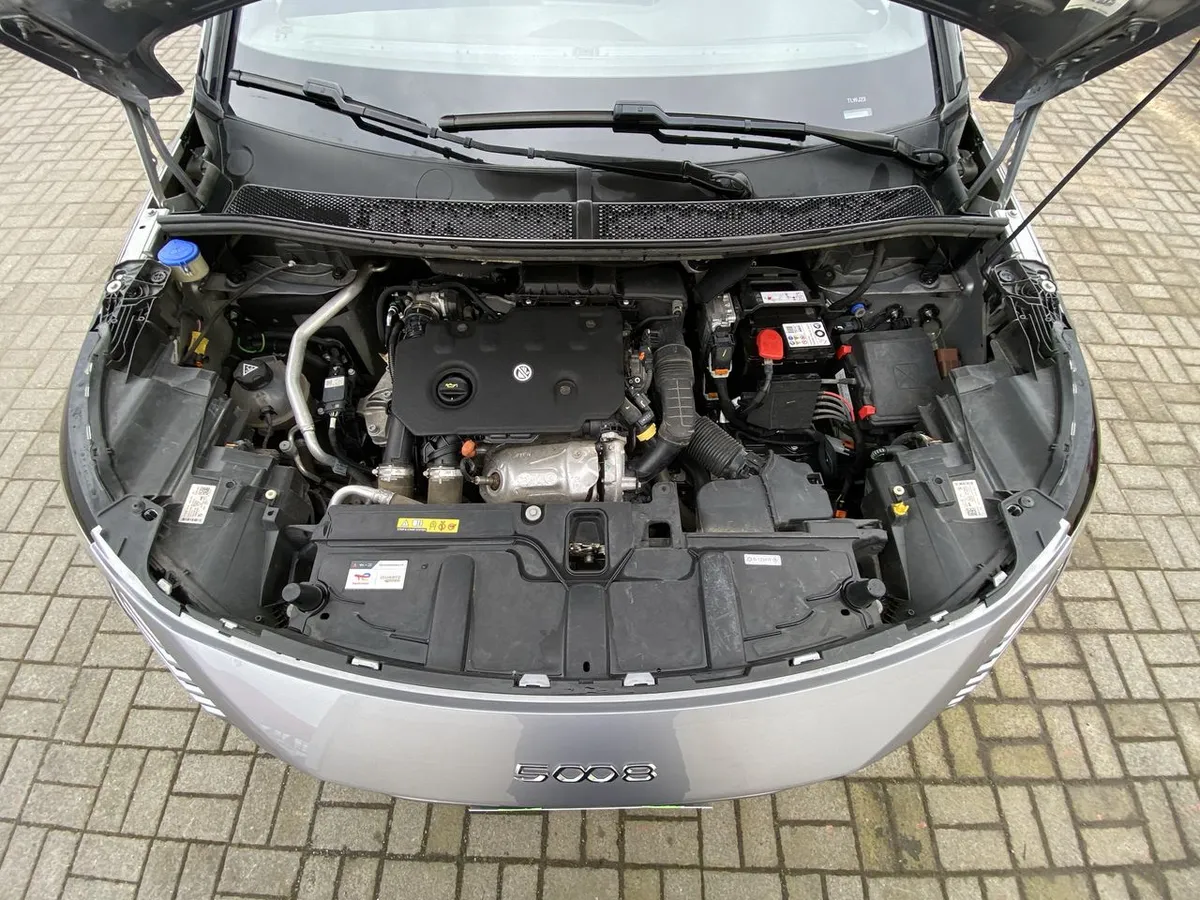 Peugeot 5008 1.5 Allure Pack Bluehdi 130 4x2 Eat8 5p año 2024