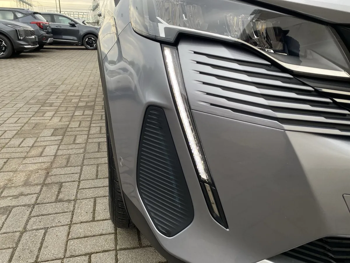 Peugeot 5008 1.5 Allure Pack Bluehdi 130 4x2 Eat8 5p año 2024