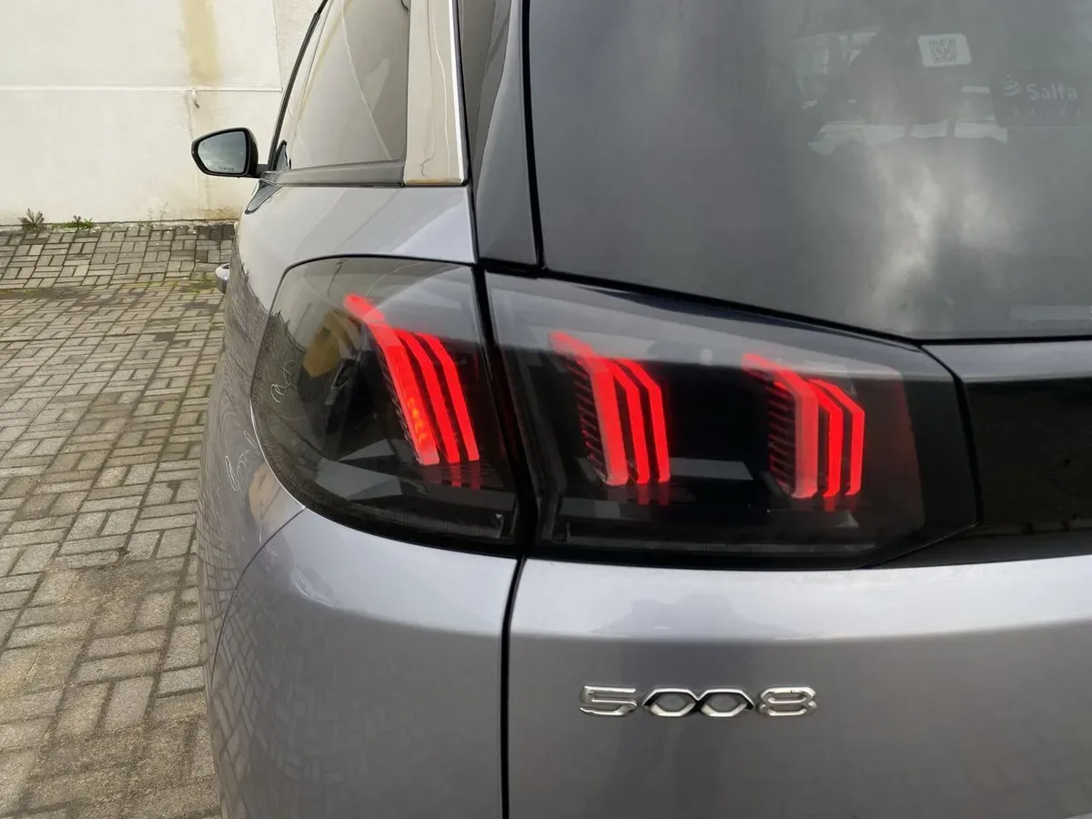 Peugeot 5008 1.5 Allure Pack Bluehdi 130 4x2 Eat8 5p año 2024