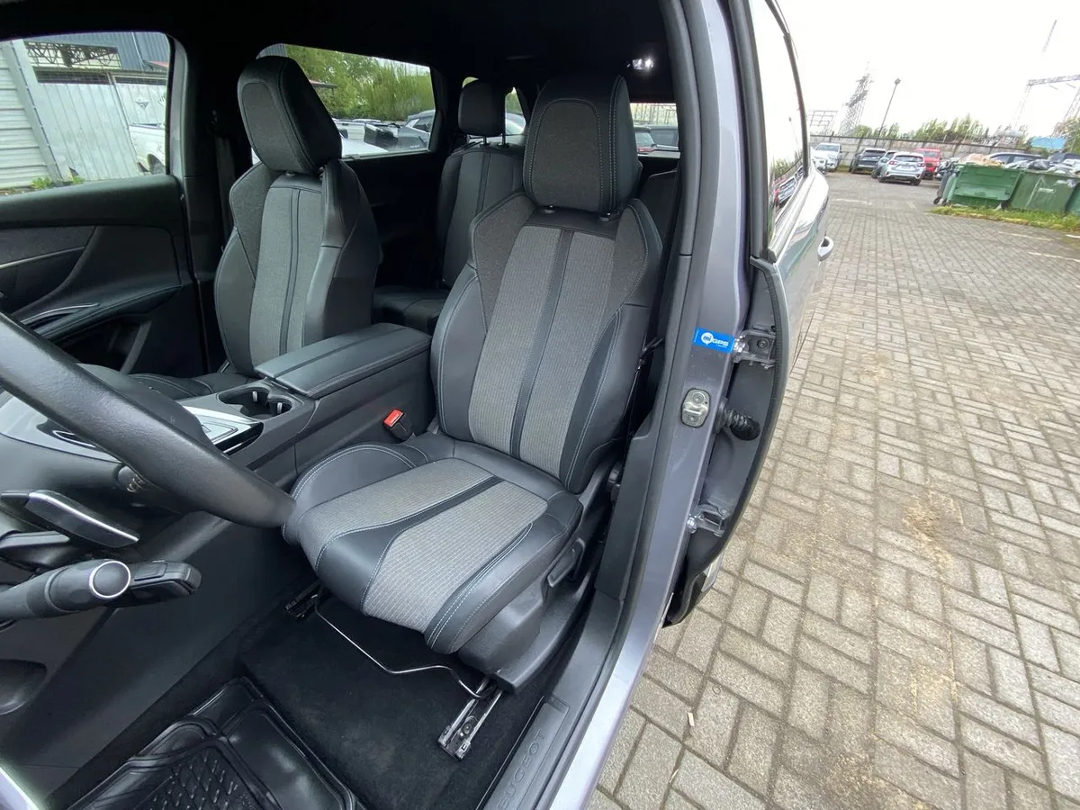 Peugeot 5008 1.5 Allure Pack Bluehdi 130 4x2 Eat8 5p año 2024