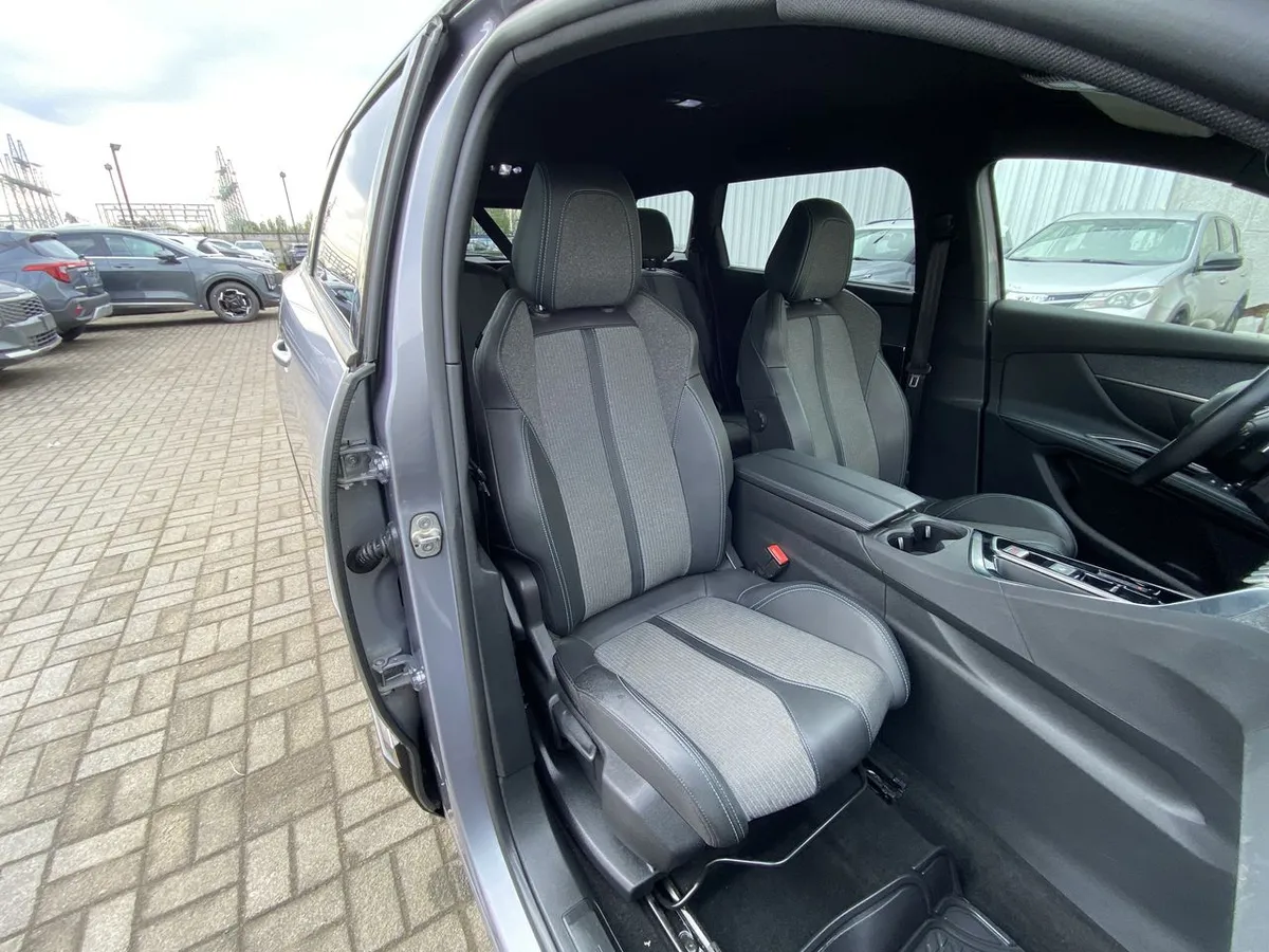 Peugeot 5008 1.5 Allure Pack Bluehdi 130 4x2 Eat8 5p año 2024