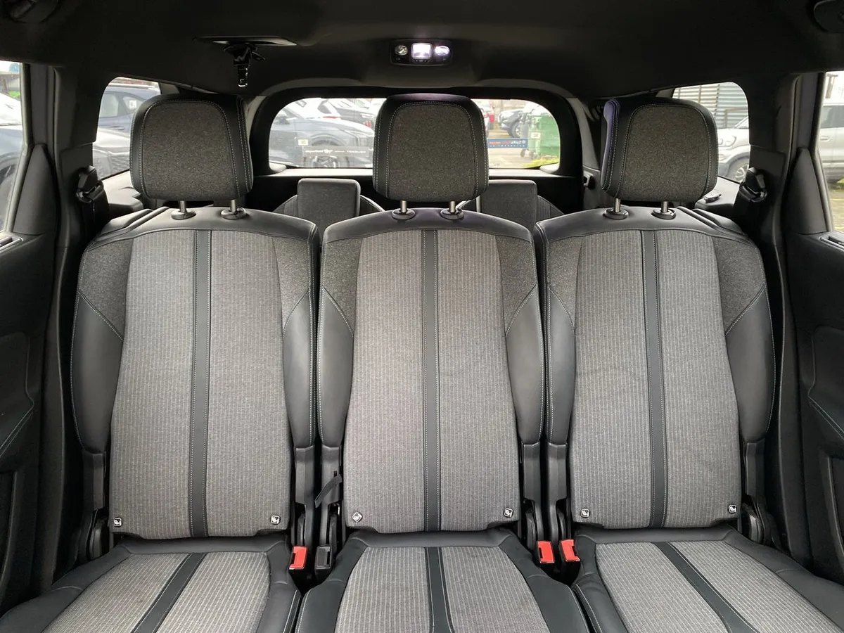 Peugeot 5008 1.5 Allure Pack Bluehdi 130 4x2 Eat8 5p año 2024