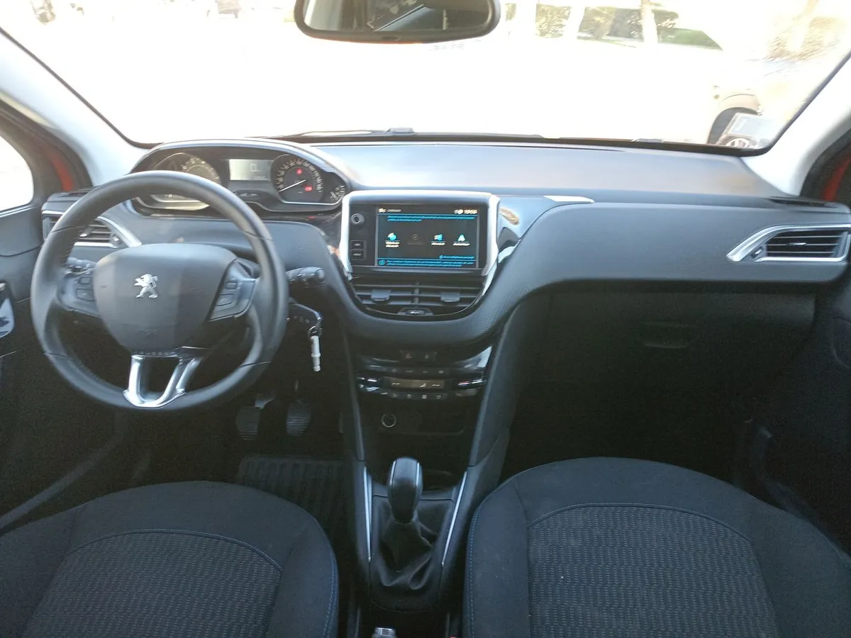 Peugeot 208 1.2 Signature Puretech 4x2 82 Mt5 5p año 2020