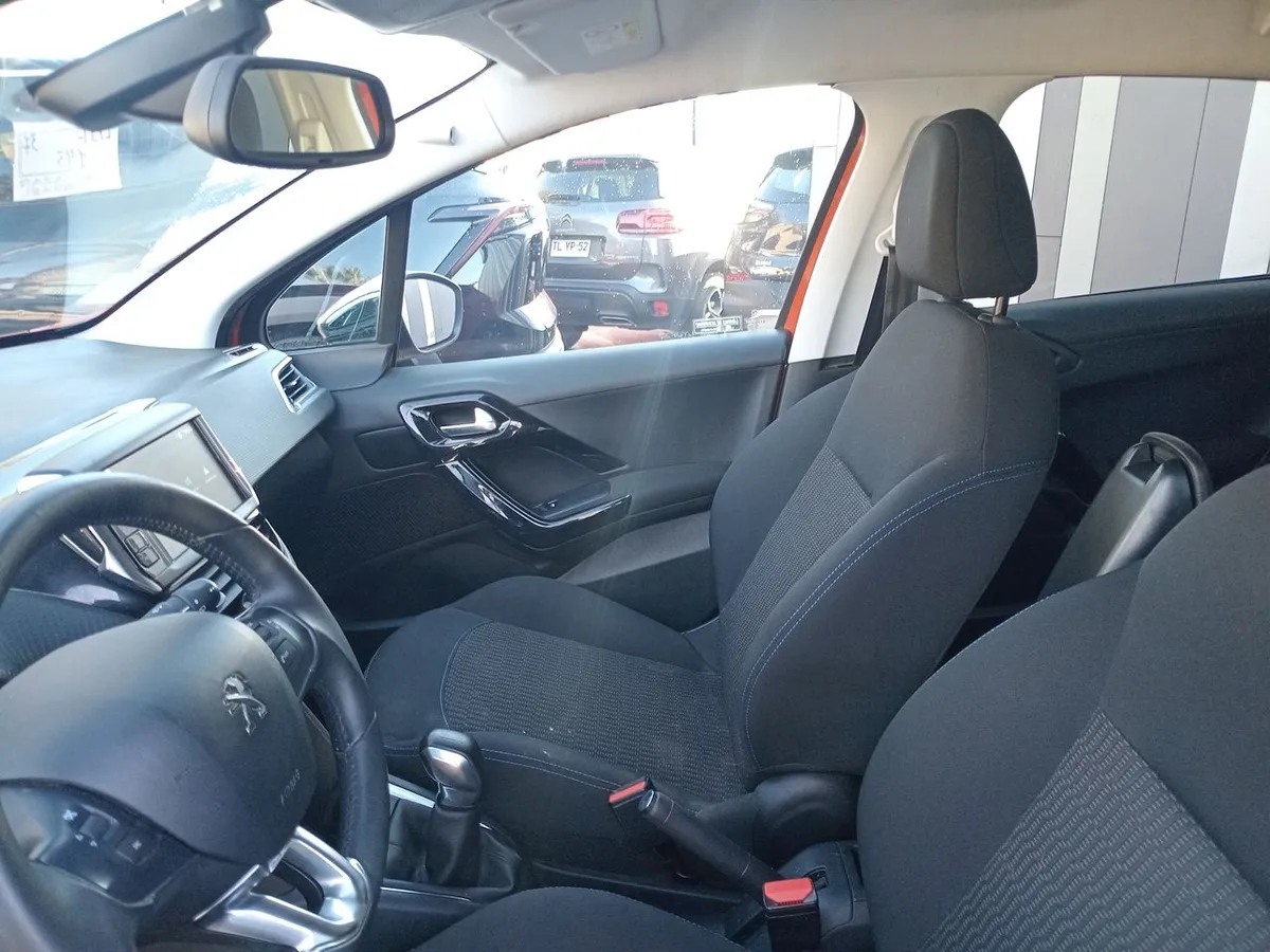 Peugeot 208 1.2 Signature Puretech 4x2 82 Mt5 5p año 2020