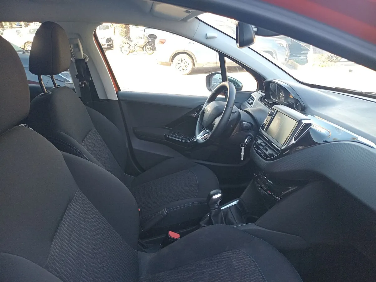 Peugeot 208 1.2 Signature Puretech 4x2 82 Mt5 5p año 2020