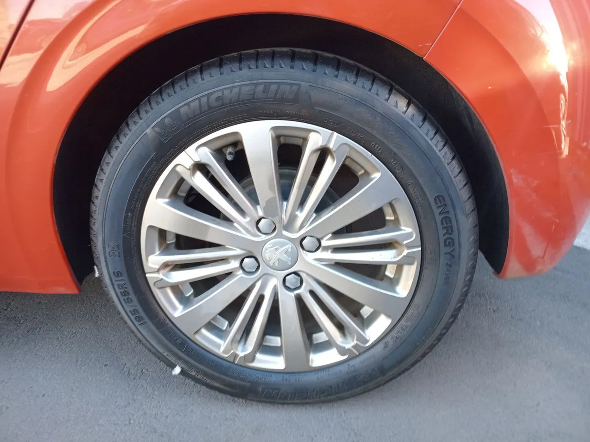 Peugeot 208 1.2 Signature Puretech 4x2 82 Mt5 5p año 2020