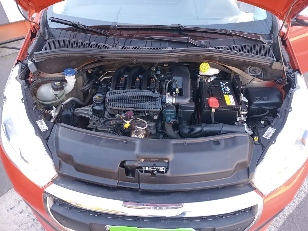 Peugeot 208 1.2 Signature Puretech 4x2 82 Mt5 5p año 2020