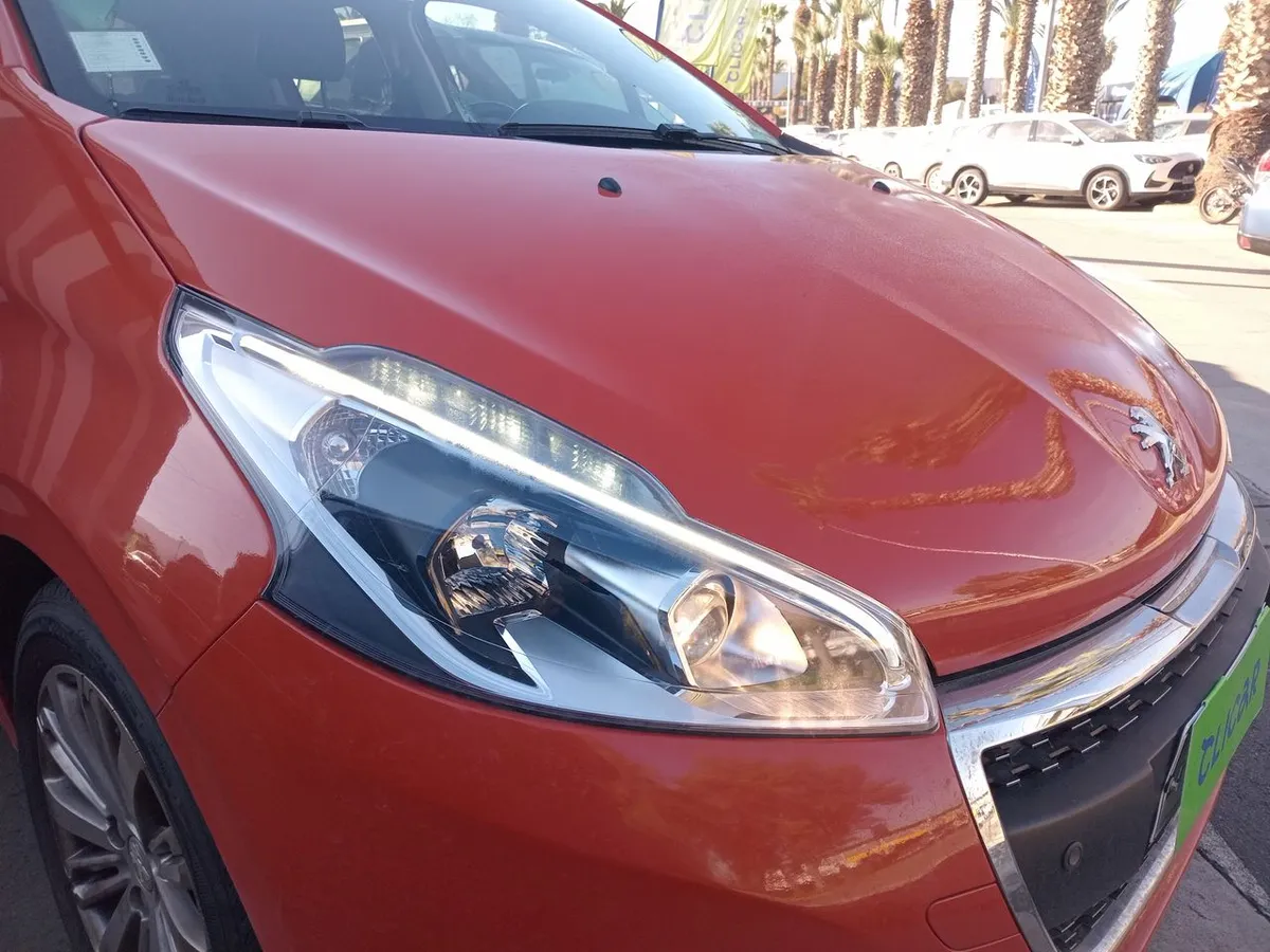 Peugeot 208 1.2 Signature Puretech 4x2 82 Mt5 5p año 2020