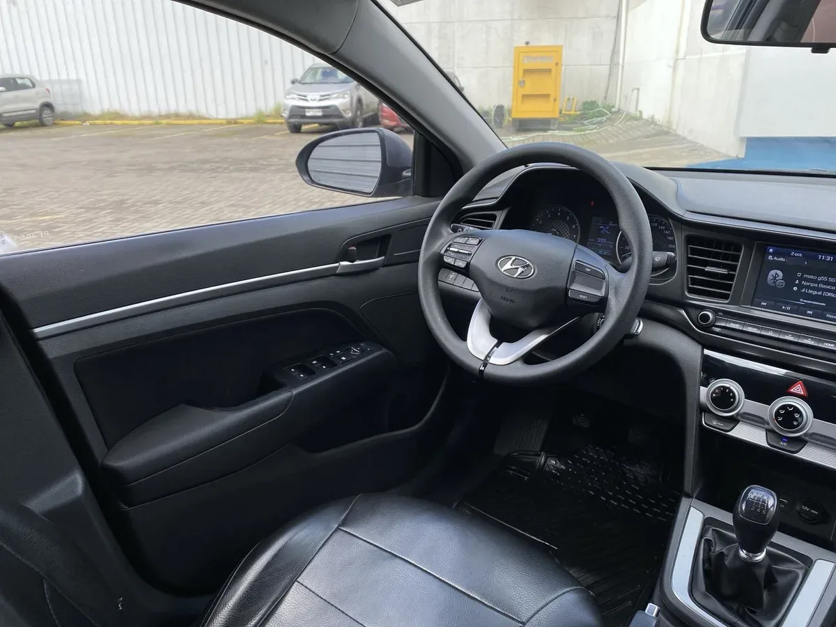 Hyundai Elantra 1.6 Value Fl 4x2 Mt 4p año 2021
