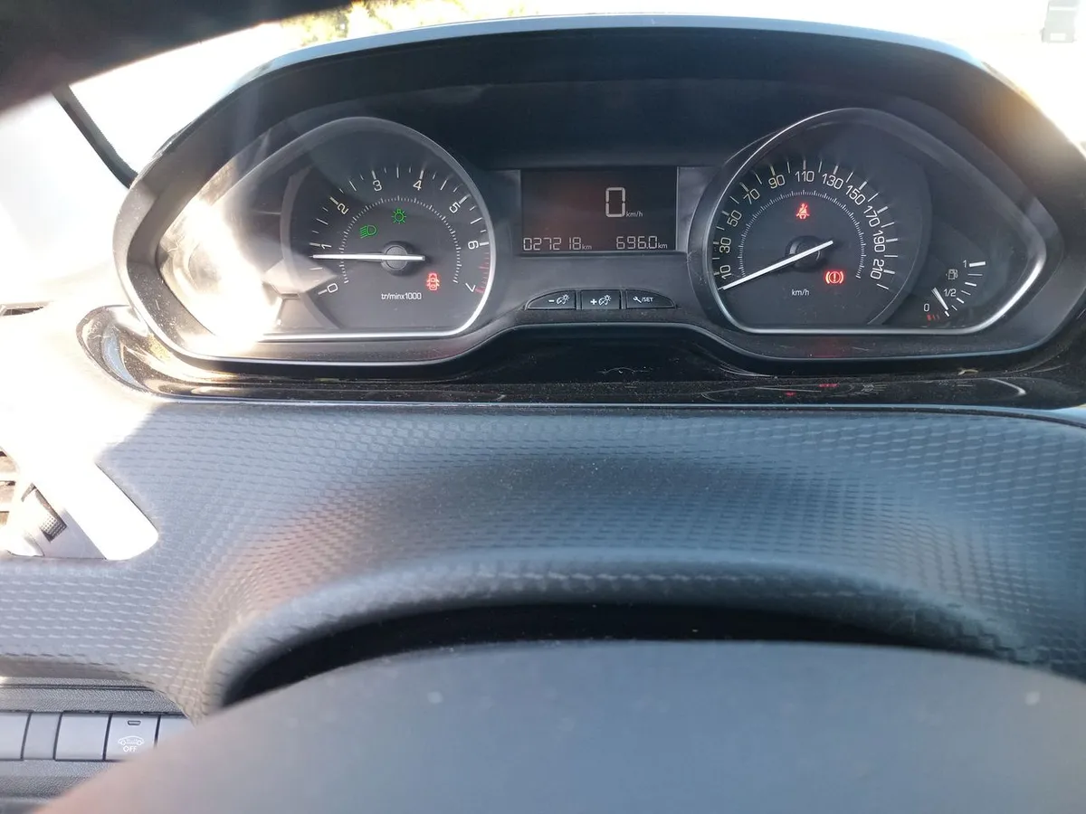 Peugeot 208 1.2 Signature Puretech 4x2 82 Mt5 5p año 2020