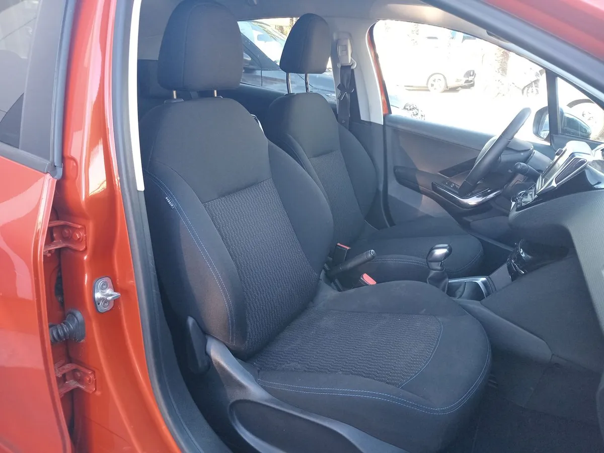 Peugeot 208 1.2 Signature Puretech 4x2 82 Mt5 5p año 2020