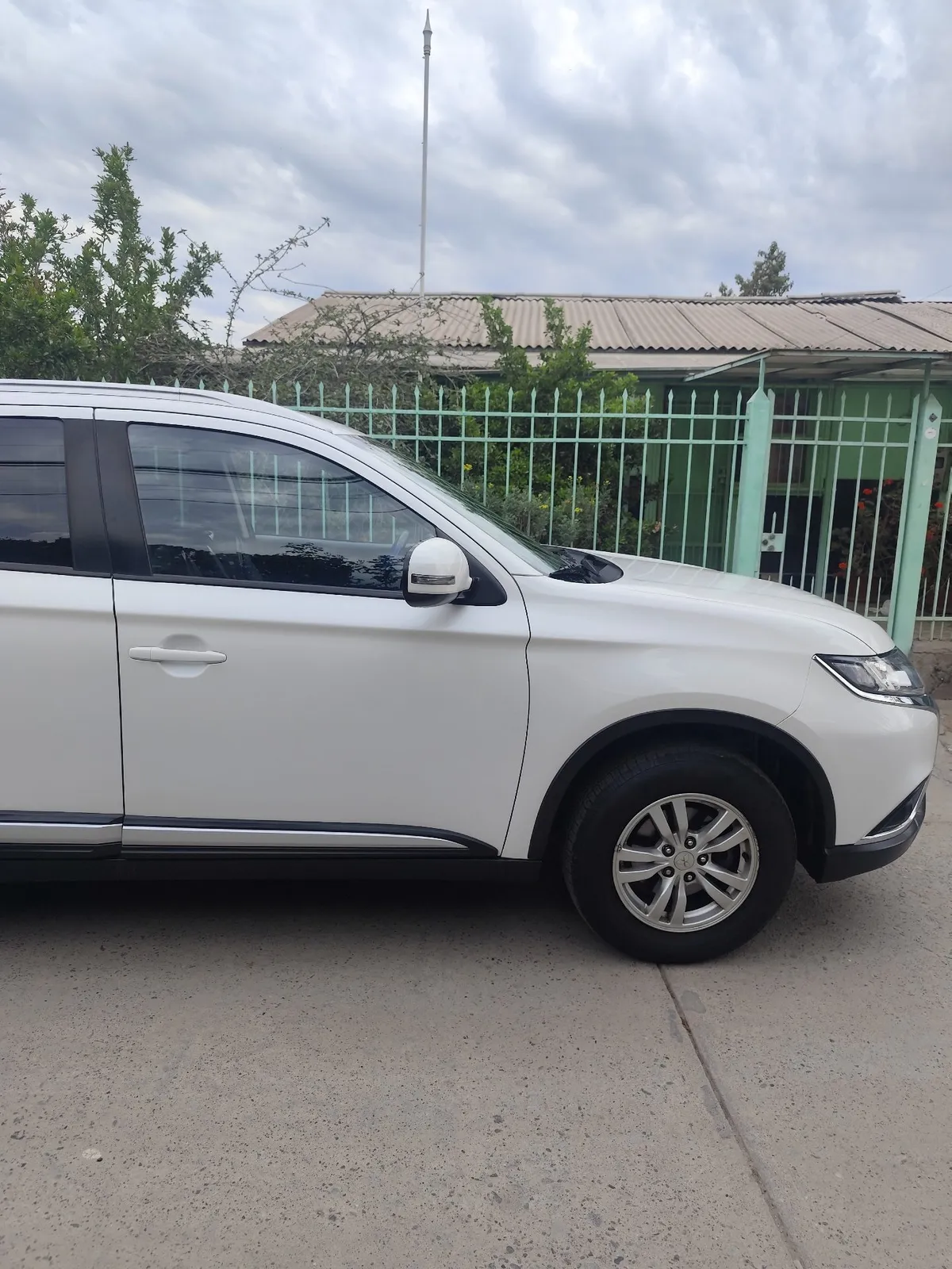 MITSUBISHI OUTLANDER 2.0 Mt 4x2 año 2022
