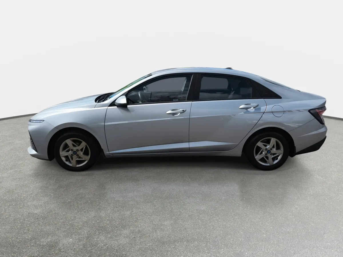 Hyundai Accent 1.5 Plus 4x2 Mt 4p año 2024