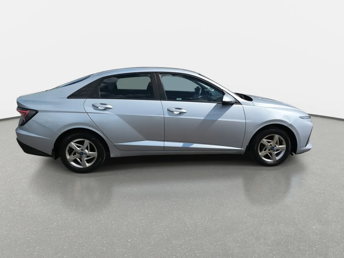 Hyundai Accent 1.5 Plus 4x2 Mt 4p año 2024