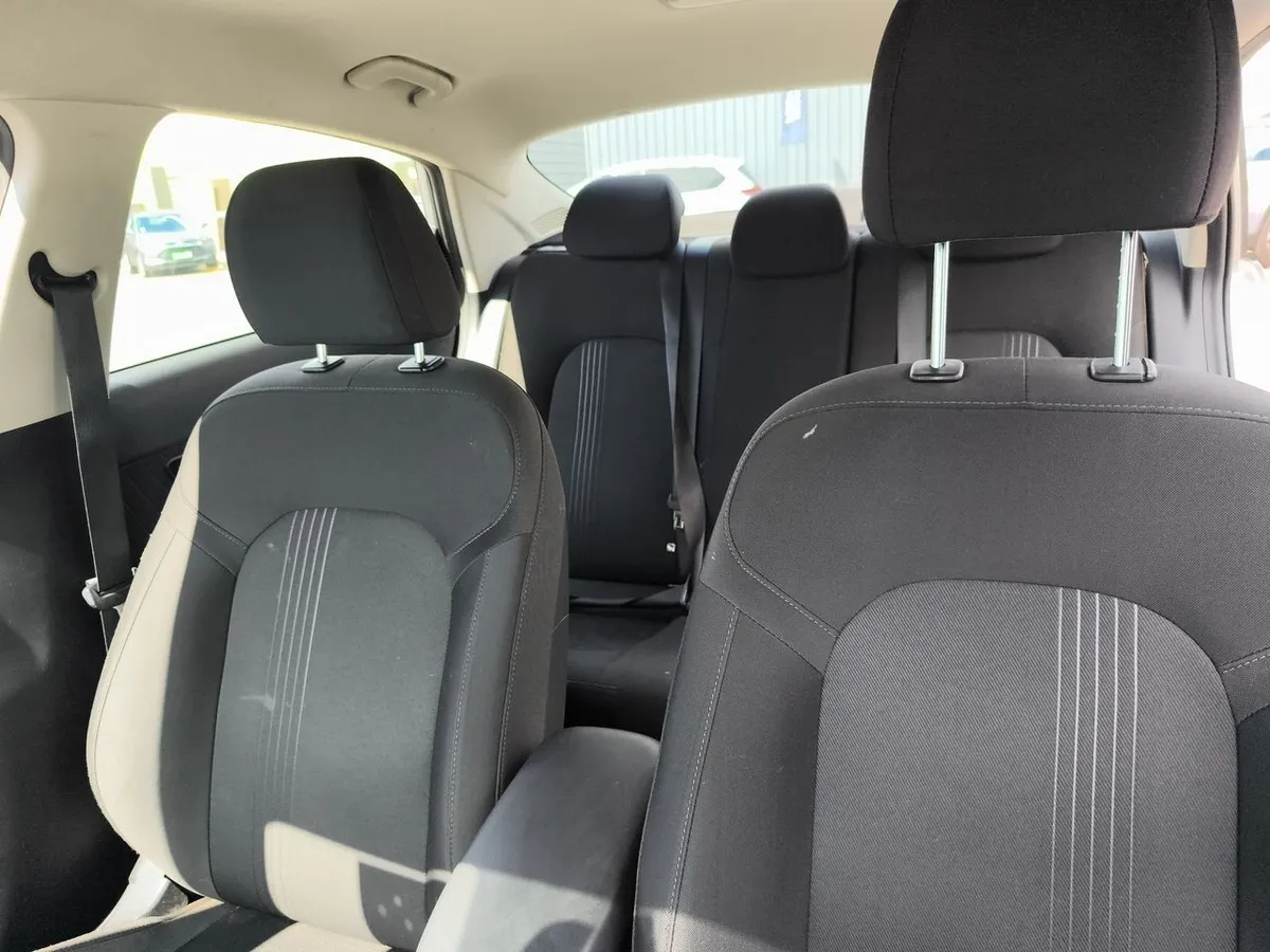 Hyundai Accent 1.5 Plus 4x2 Mt 4p año 2024
