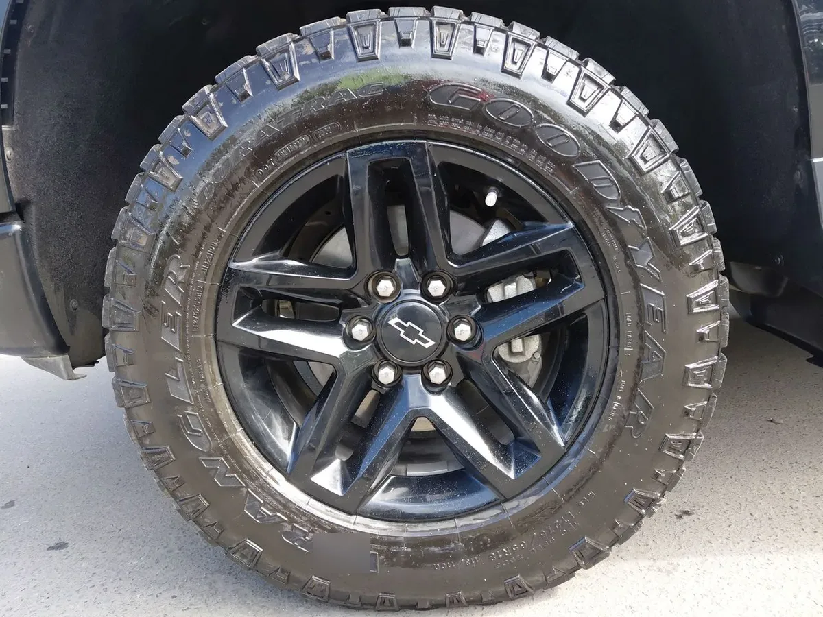 Chevrolet Silverado 5.3 Lt Trail Boss Z71 4x4 At 4p año 2023